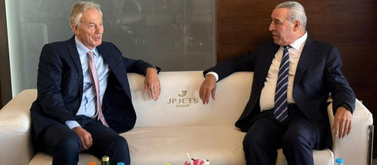 Hussein al Sheikh en una reunión junto al exprimer ministro británico, Tony Blair