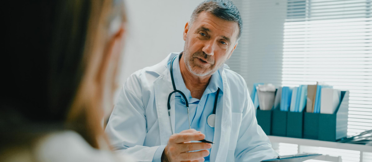 Doctor hablando con una paciente