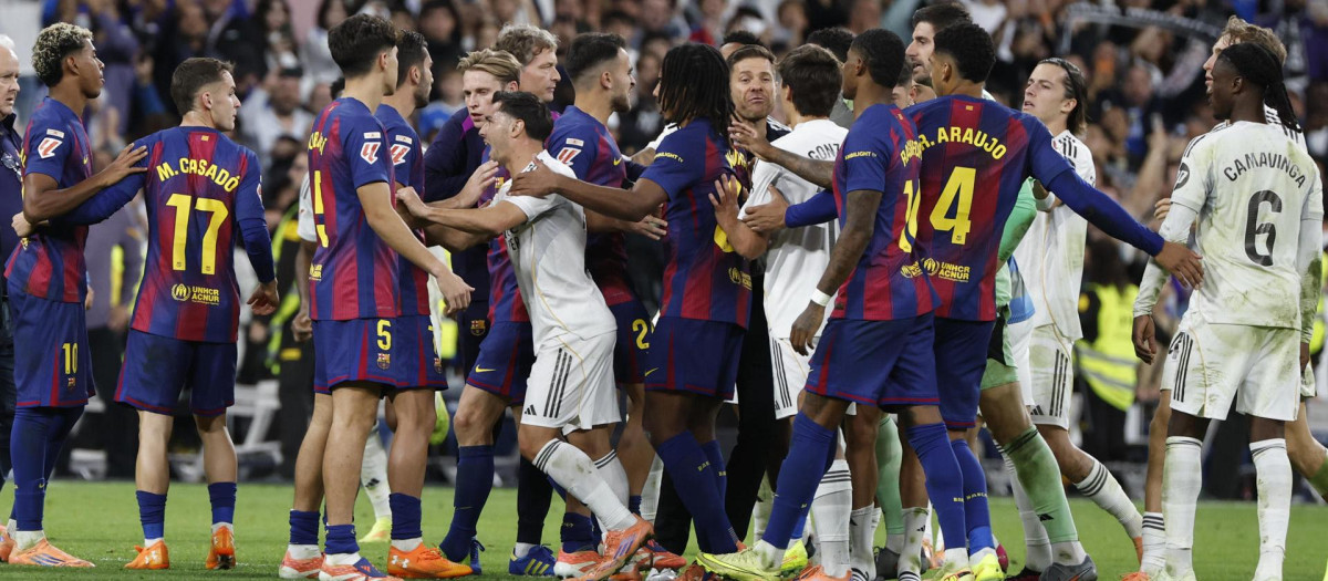 Los jugadores del Real Madrid y del Barcelona discuten durante el partido