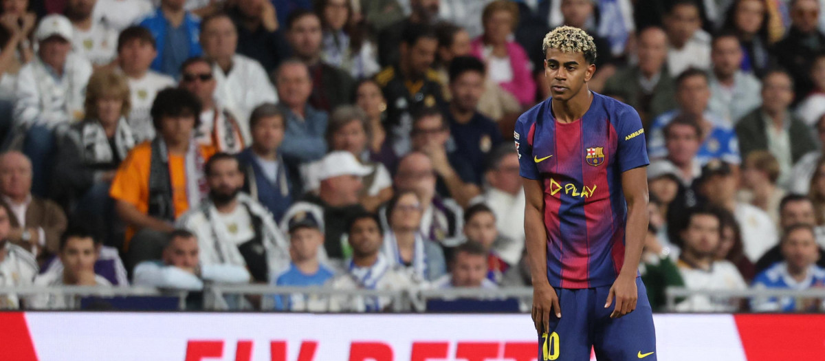 Barcelona's Spanish forward #10 Lamine Yamal reacts during the Spanish league football match between Real Madrid CF and FC Barcelona at Santiago Bernabeu Stadium in Madrid on October 26 , 2025. (Photo by Oscar DEL POZO / AFP)