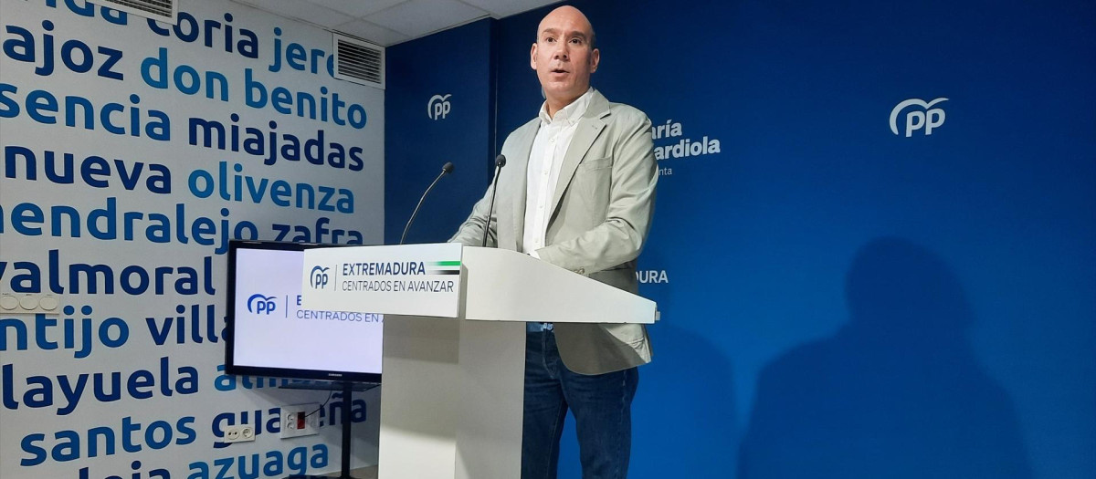 El portavoz del PP de Extremadura, José Ángel Sánchez Juliá, en rueda de prensa en Mérida

EUROPA PRESS
27/10/2025