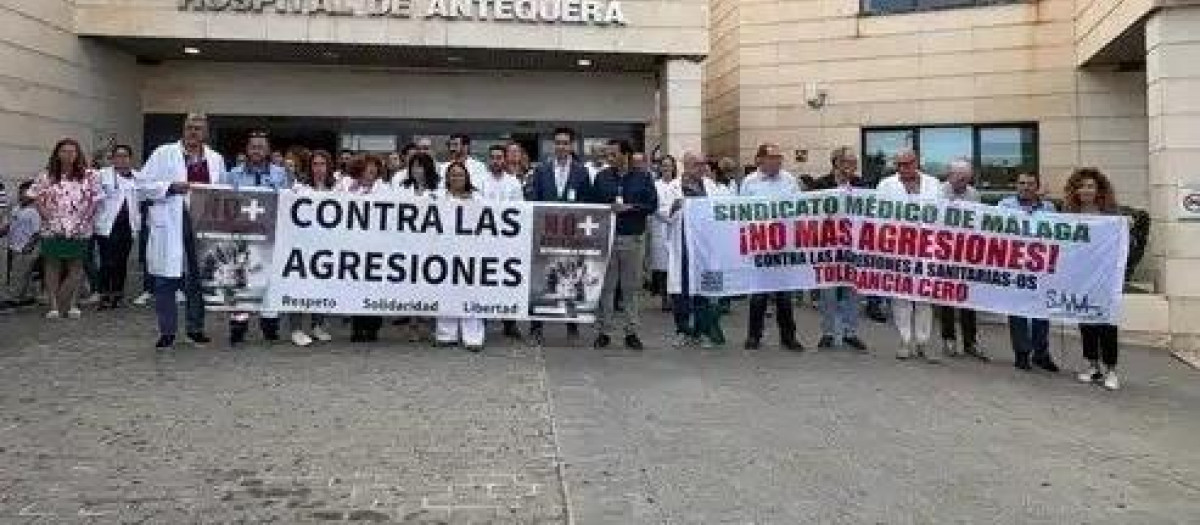 Concentración en el Hospital de Antequera tras una agresión a una médica

REMITIDA / HANDOUT por SMM
Fotografía remitida a medios de comunicación exclusivamente para ilustrar la noticia a la que hace referencia la imagen, y citando la procedencia de la imagen en la firma
27/10/2025