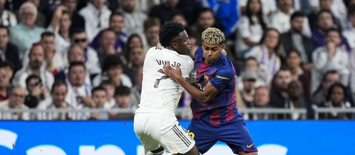 Lamine Yamal y Vinicius pelean por un balón en el clásico del Bernabéu