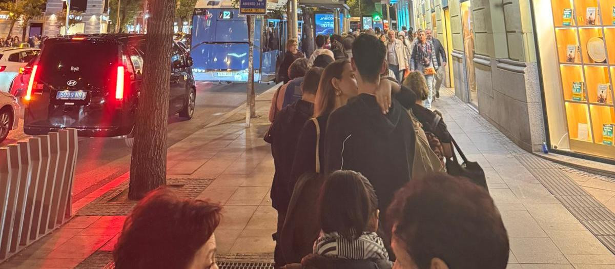 Larga cola para esperar a un autobús de la EMT