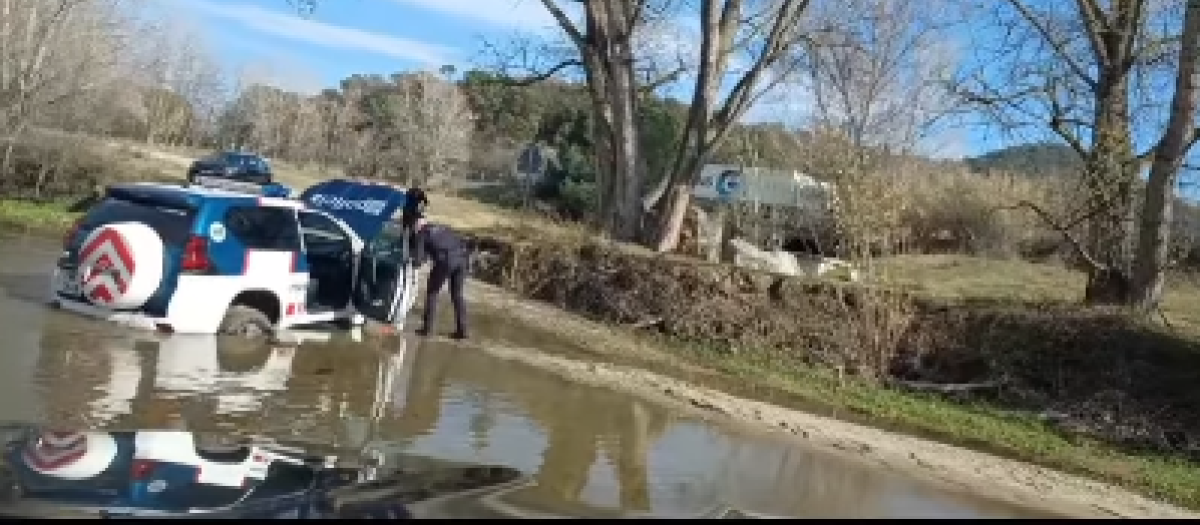 Imagen del vehículo de los Mossos atascado
