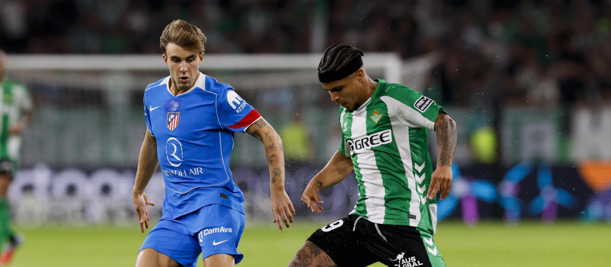 El delantero colombiano del Betis Cucho Hernández disputa un balón ante el centrocampista del Atlético de Madrid Pablo Barrios