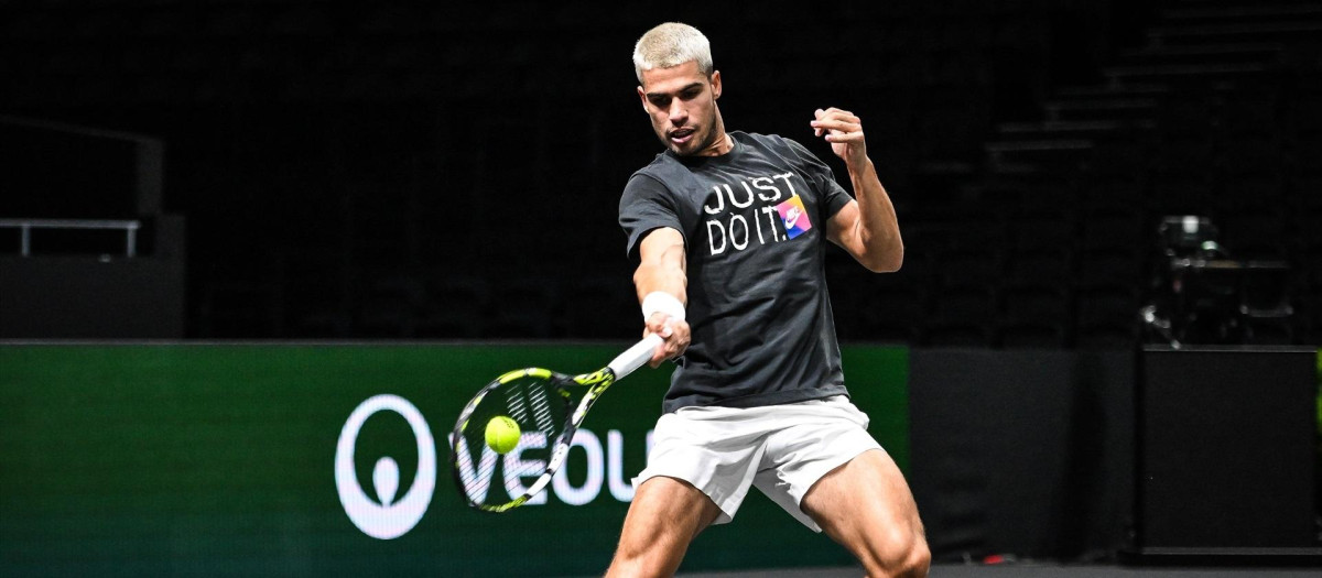 Carlos Alcaraz golpea de derecha en un entrenamiento en el Masters de París