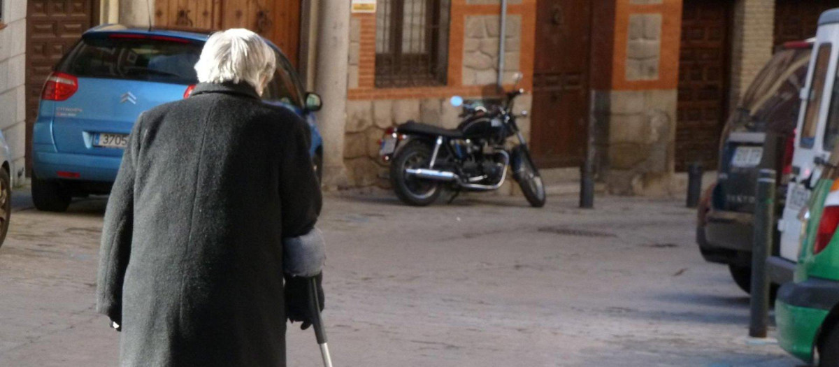 24/05/2011 Pensiones, pensionista
Pensionista paseando por la calle