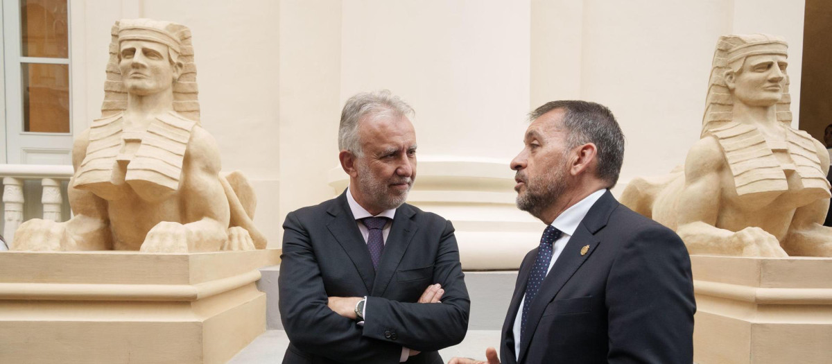 El presidente de Canarias, Fernando Clavijo, y el ministro de Política Territorial, Ángel Víctor Torres, han asistido este lunes la reapertura oficial del Templo Masónico de Santa Cruz de Tenerife, declarado ya como lugar de memoria democrática en recuerdo de la represión que sufrió la masonería durante la dictadura de Francisco Franco. En la imagen, el ministro Torres (i) conversa con el alcalde de Santa Cruz de Tenerife, José Manuel Bermúdez (d). EFE/Ramón de la Rocha