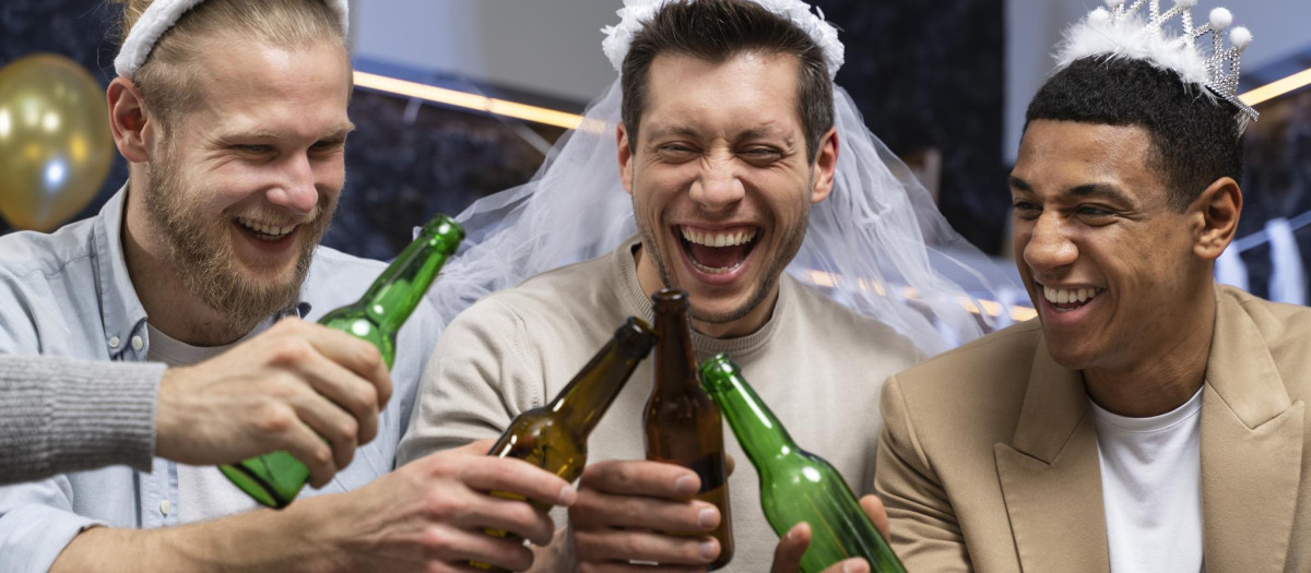 Tres hombres brindan durante una despedida de soltero, en una imagen de archivo
