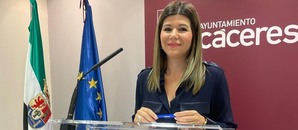 La concejala de Asuntos Sociales de Cáceres, Encarna Solís, en rueda de prensa

REMITIDA / HANDOUT por AYUNTAMIENTO DE CÁCERES
Fotografía remitida a medios de comunicación exclusivamente para ilustrar la noticia a la que hace referencia la imagen, y citando la procedencia de la imagen en la firma
28/10/2025