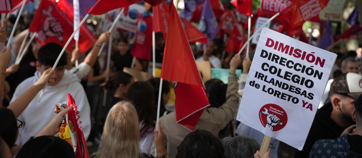 Pancartas durante la huelga estudiantil por Sandra Peña en Sevilla