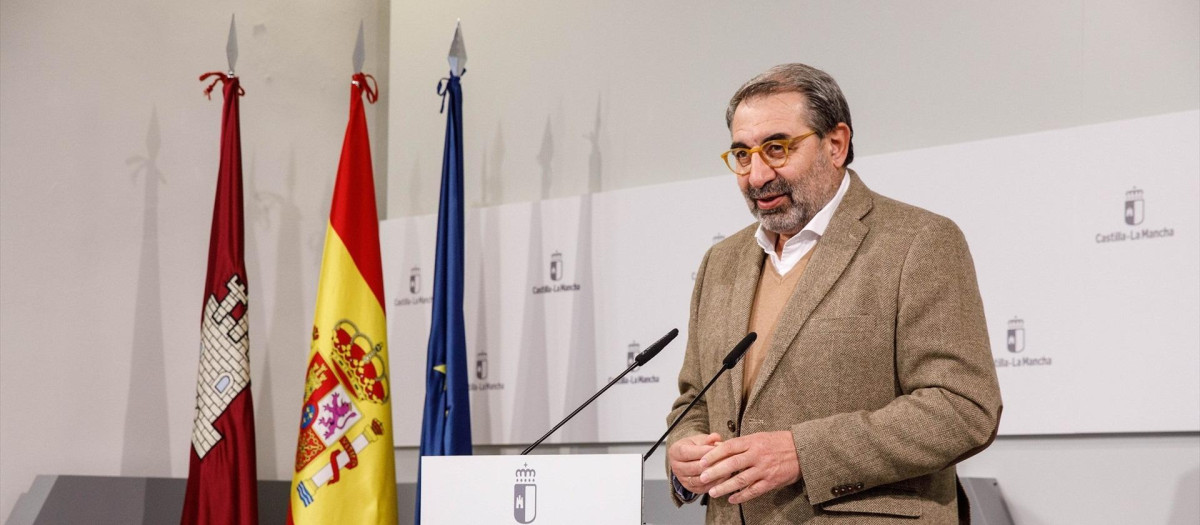 (Foto de ARCHIVO)
El consejero de Sanidad, Jesús Fernández Sanz, ofrece una rueda de prensa para dar cuenta de los acuerdos del Consejo de Gobierno relacionados con su departamento. En el Palacio de Fuensalida.

REMITIDA / HANDOUT por DAVID ESTEBAN GONZALEZ/JCCM
Fotografía remitida a medios de comunicación exclusivamente para ilustrar la noticia a la que hace referencia la imagen, y citando la procedencia de la imagen en la firma
03/12/2024