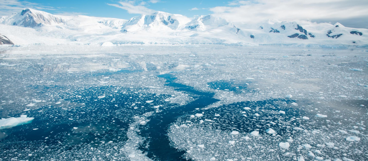 Grupo de exploradores en la Antártida