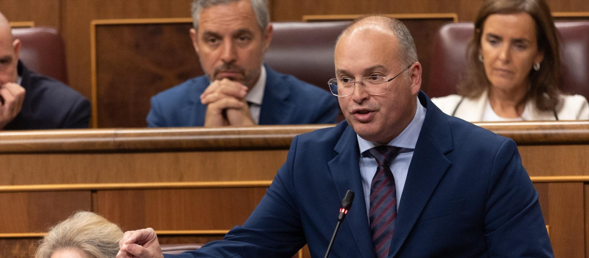 (Foto de ARCHIVO)
El secretario general del Partido Popular, Miguel Tellado, interviene durante una sesión de control al Gobierno, en el Congreso de los Diputados, a 22 de octubre de 2025, en Madrid (España). El Gobierno se enfrenta de nuevo a preguntas relacionadas con la estabilidad económica por la falta de presupuestos generales. Además, se presentan iniciativas no de ley sobre teletrabajo rural y control telemático en casos de violencia de género.

Eduardo Parra / Europa Press
22/10/2025