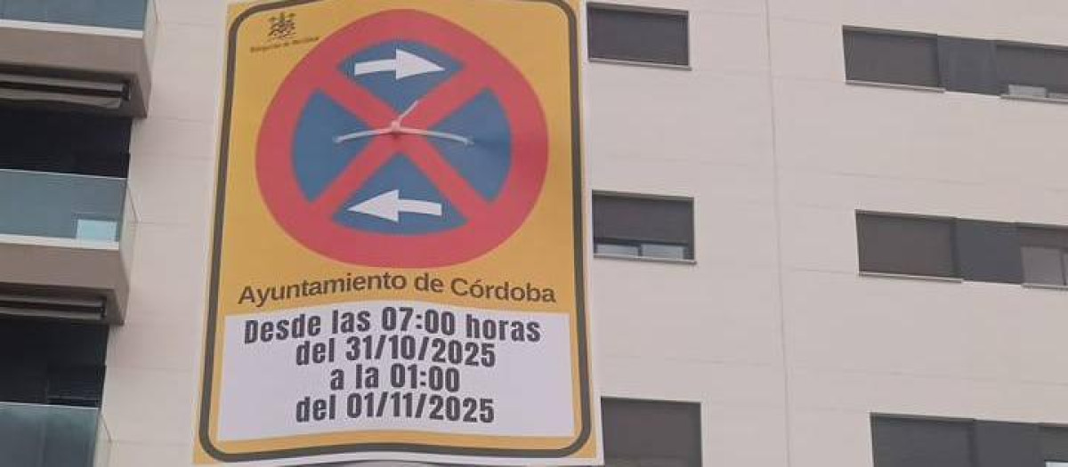 Señal en la calle Rafael Rivas donde se advierte de la celebración del mercadillo