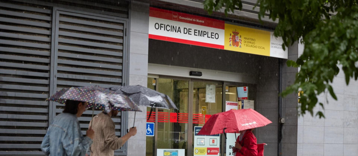 Varias personas frente a una oficina del SEPE.