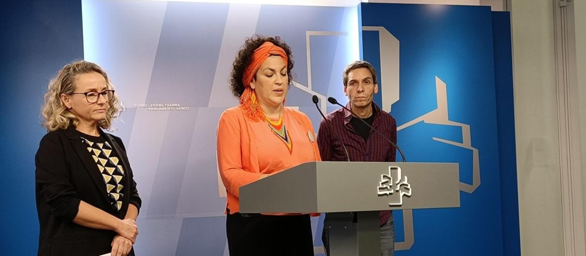 Las parlamentarias Amancay Villalba (Bildu), Patricia Campelo (PSE) y el parlamentario Jon Hernández (Sumar)