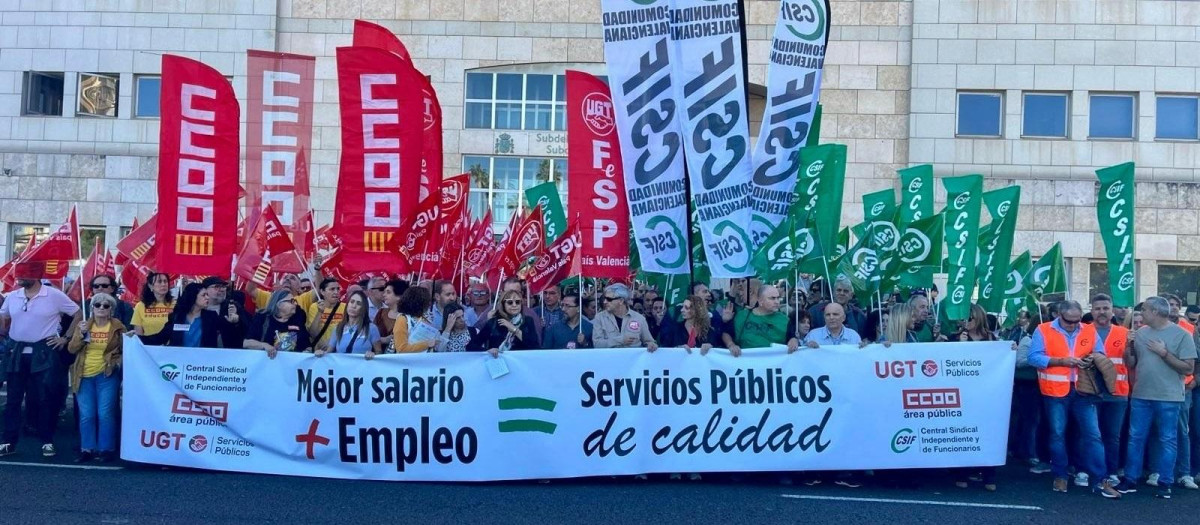 Funcionarios manifestándose por la subida salarial.