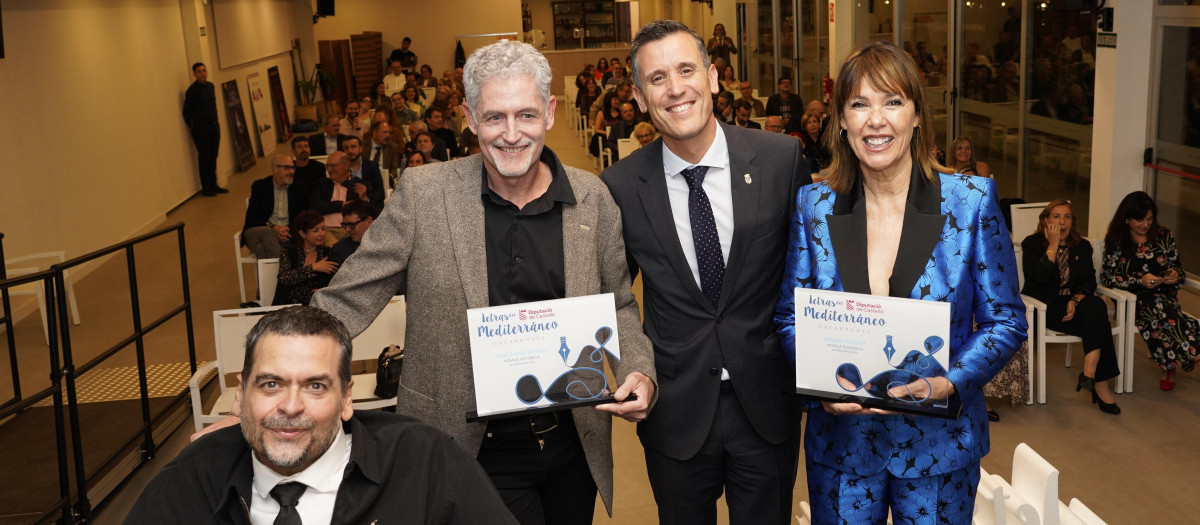Imagen del Diputado de Cultura, Alejandro Clausell, junto a los 3 galardonados
