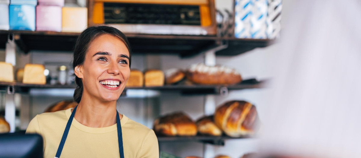 Una trabajadora atiende a un cliente en una panadería, en una imagen de archivo