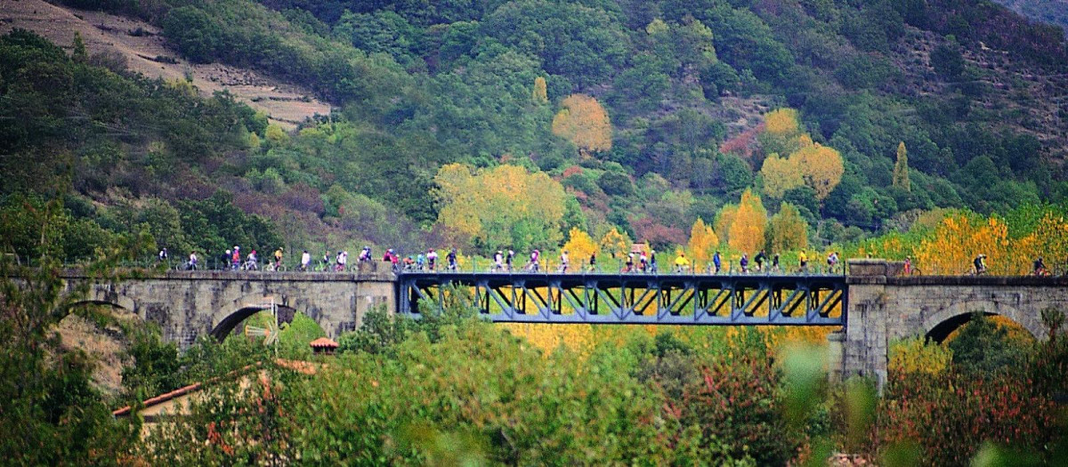 Senderistas sobre el Puente de Hierro en Hervás (Cáceres).