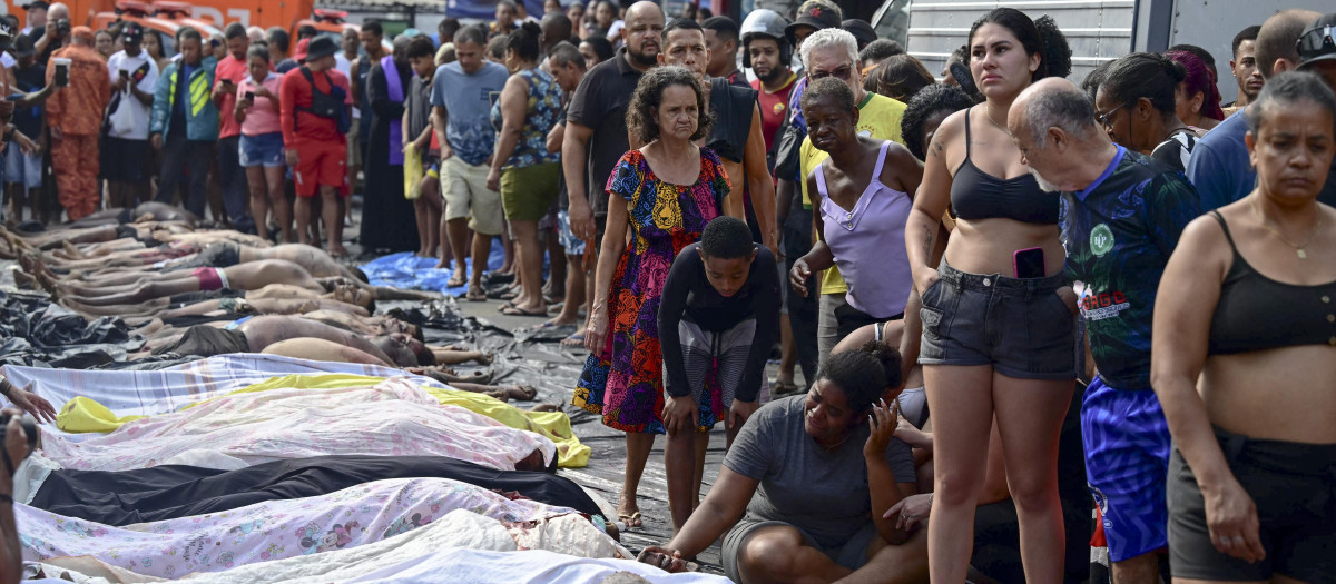 Una mujer llora junto a los cuerpos alineados en la plaza São Lucas de la favela Vila Cruzeiro, en el complejo Penha de Río de Janeiro, Brasil
