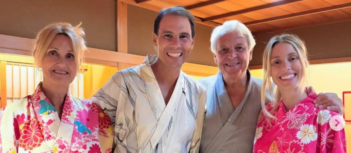 Rafa Nadal, con sus padres, y su hermana