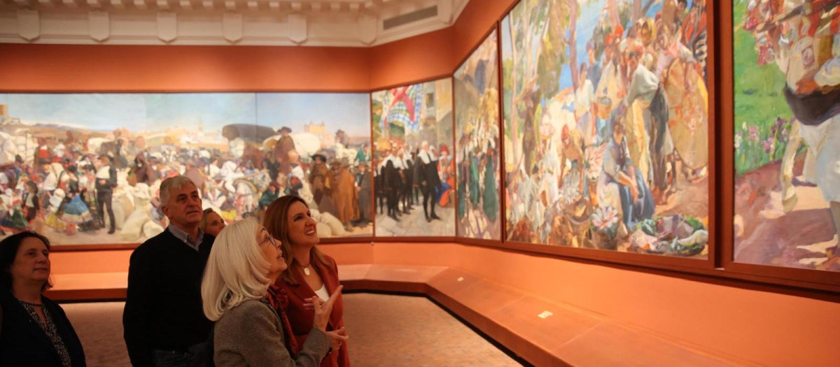 Imagen tomada este viernes de María José Catalá y la bisnieta de Sorolla en la Hispanic Society de Nueva York