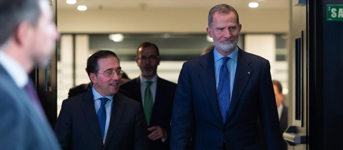 El Rey con el ministro de Exteriores, José Manuel Albares