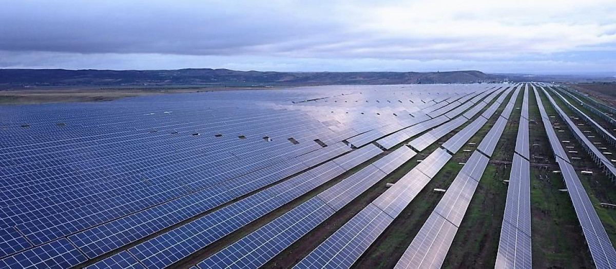 Instalación fotovoltaica en el campo