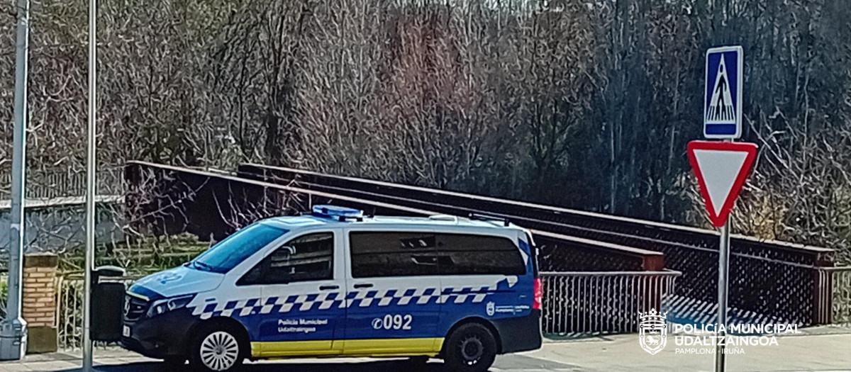 Vehículo de la Policía Municipal en las inmediaciones de uno de los asentamientos ilegales