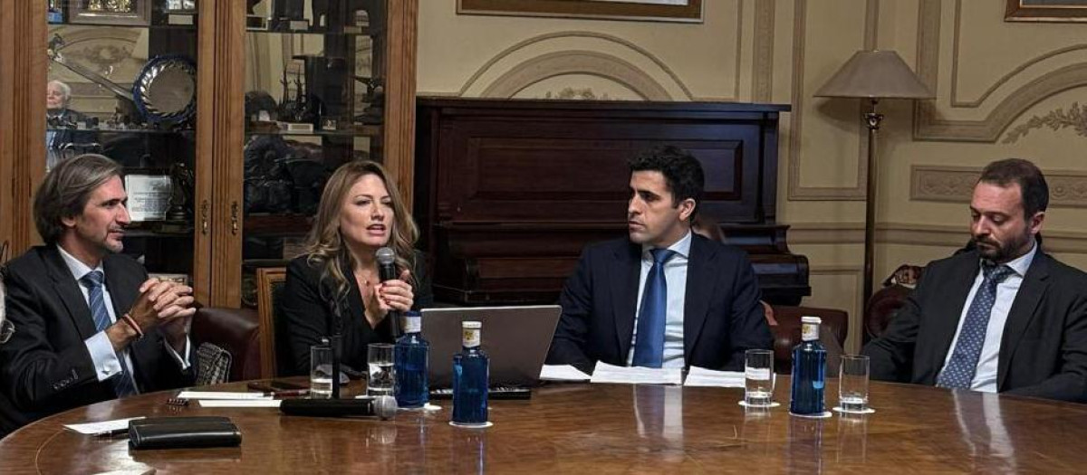 Patricia Sanz, Ángel Sánchez y José Rosado, durante la tertulia.