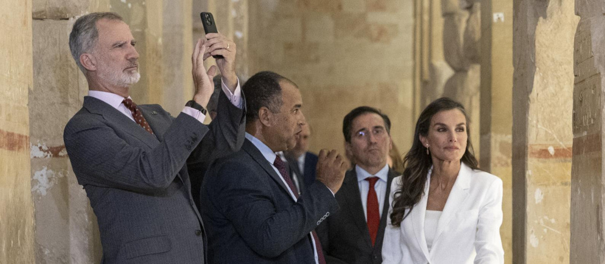 Don Felipe, durante su visita el pasado septiembre al templo de Hatshepsut con la Reina