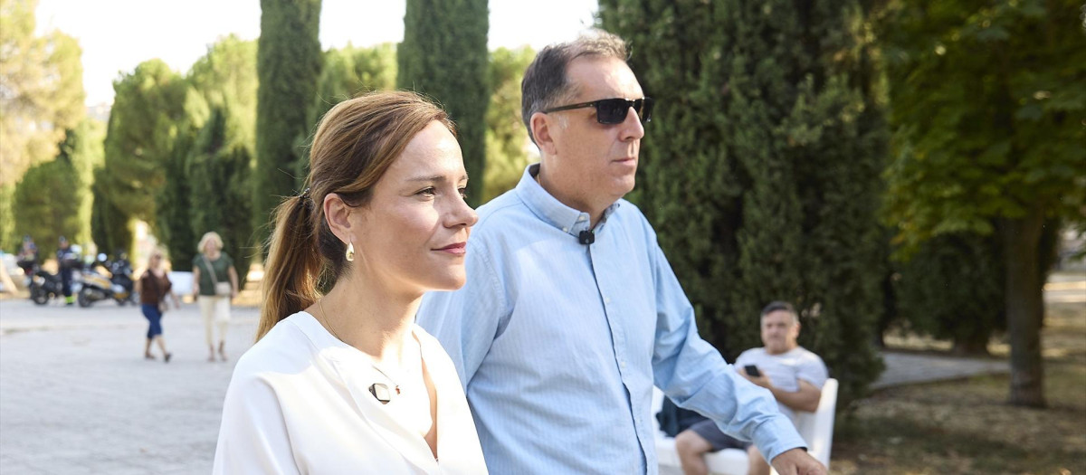 La portavoz de Vox de Agenda España, Isabel Pérez Moñino, y el portavoz nacional de Inmigración, Samuel Vázquez