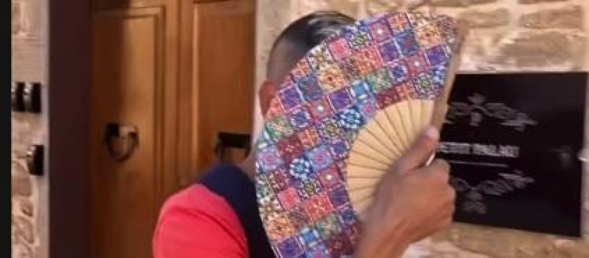 Un carterista tapando su rostro para no ser identificado