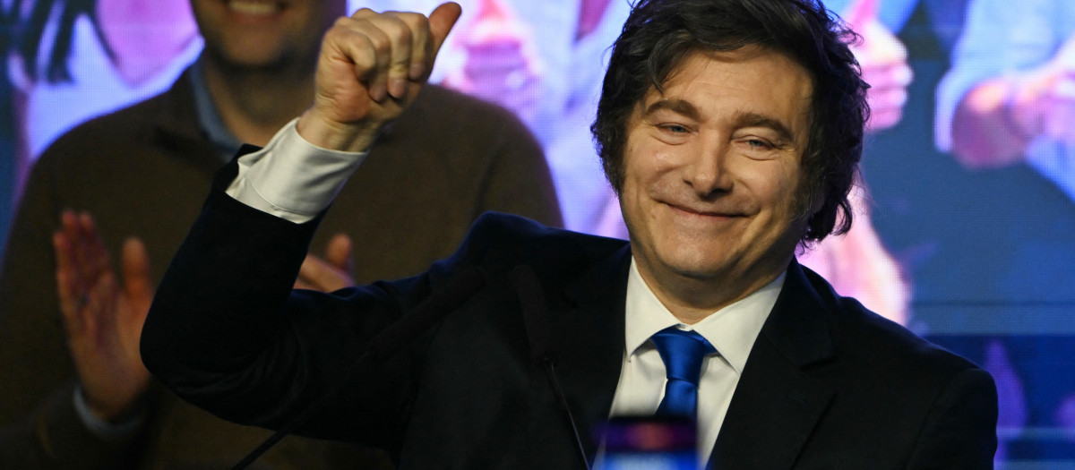 El presidente argentino Javier Milei celebra su victoria en las elecciones legislativas