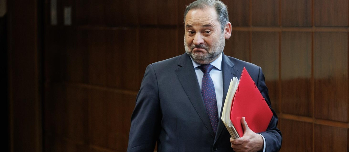 (Foto de ARCHIVO)
El exministro de Transportes José Luis Ábalos a su llegada para comparecer durante la Comisión de Investigación sobre los contratos públicos realizados durante la pandemia del covid-19, en el Senado, a 6 de mayo de 2024, en Madrid (España). El exministro de Transportes llega hoy a la cámara alta para determinar si tenía o no conocimiento de la presunta corrupción en la compra de mascarillas de Koldo García.

Alejandro Martínez Vélez / Europa Press
06 MAYO 2024;MADRID;ÁBALOS;CASO KOLDO;COMPARECENCIA;PANDEMIA;COVID 19;SENADO
06/5/2024