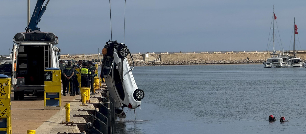 Imagen de la retirada del coche que cayó en el cauce del río Serpir en Gandía.
