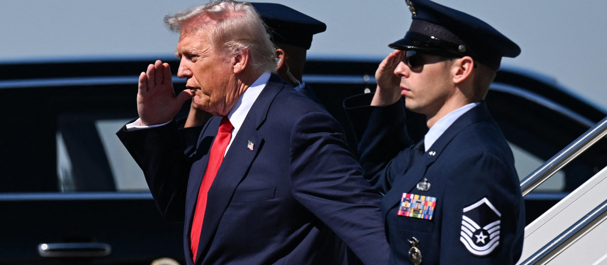 El presidente Donald Trump hace el saludo militar al bajar del Air Force One