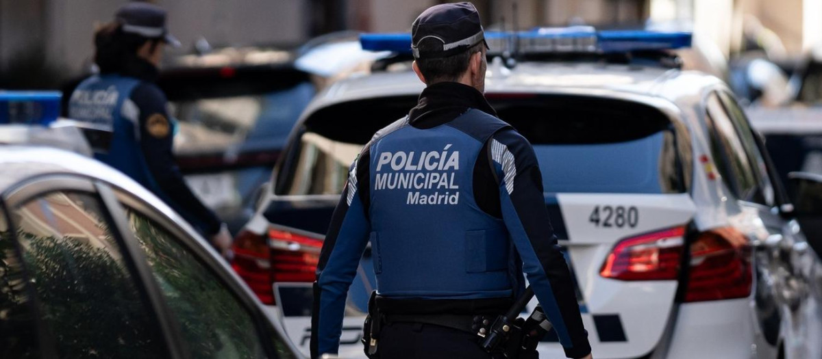 Agentes de Policía Municipal, junto con patrullas de la Policía Nacional, en una imagen de archivo