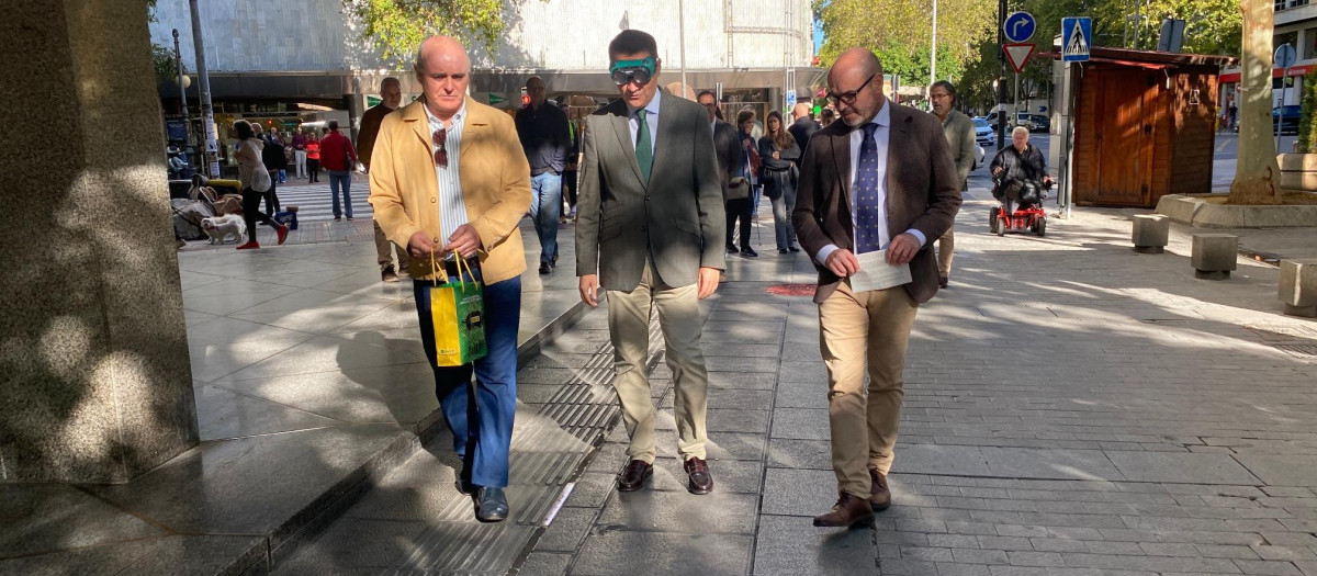 José María Bellido, en el centro, prueba la ruta accesible con unas gafas de baja visión