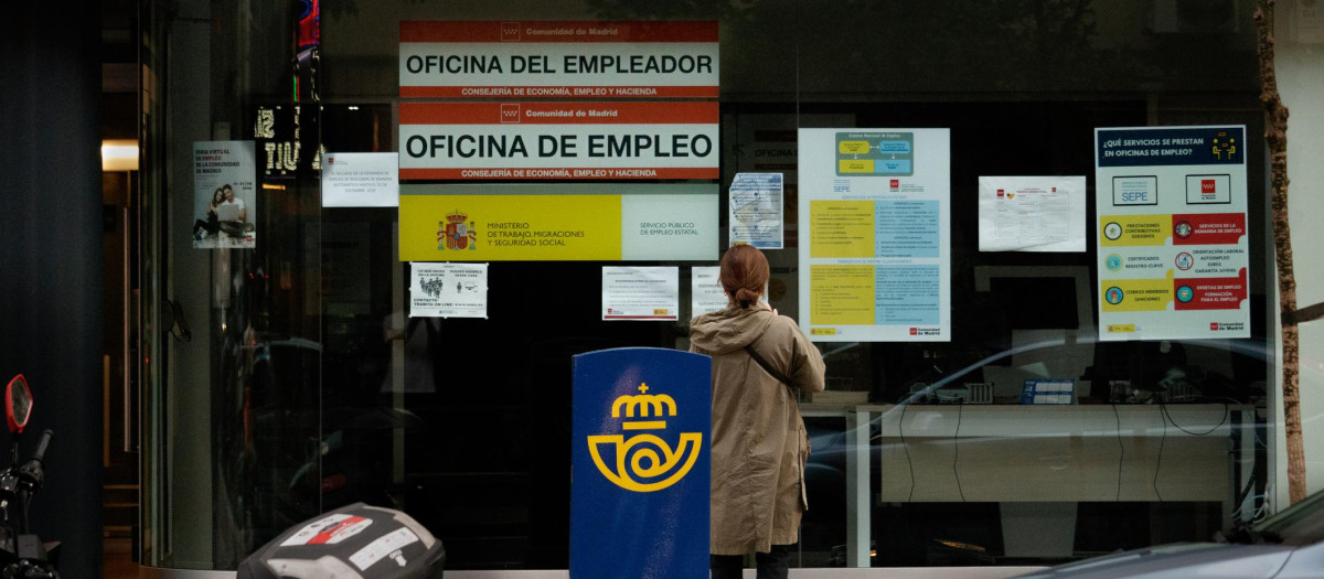 Una mujer, frente a una oficina del SEPE en Madrid.