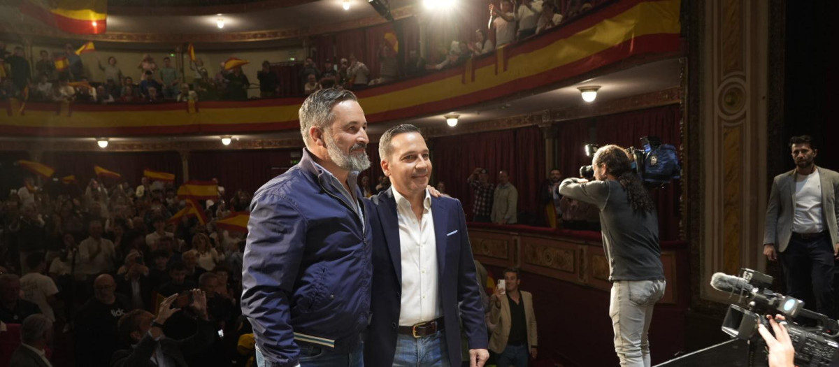 Santiago Abascal y Óscar Fernández, portavoz de Vox en la Asamblea de Extremadura