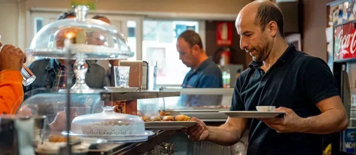 Un autónomo atiende su trabajo