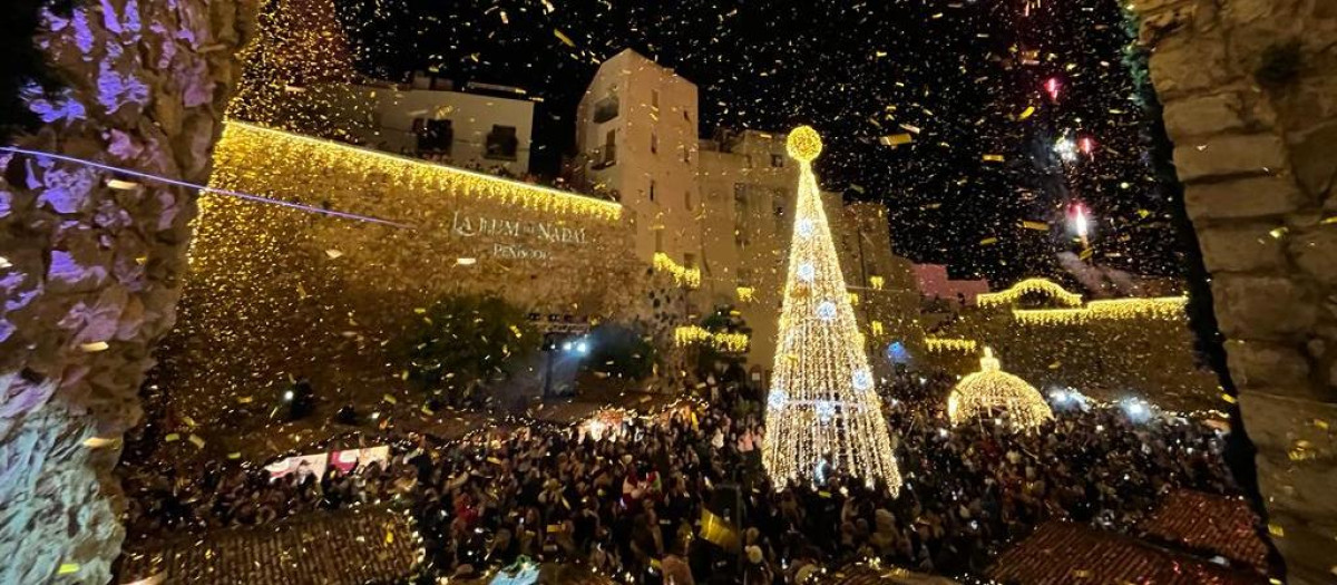 Imagen de archivo del encendido de luces de Navidad de la plaza de Peñíscola