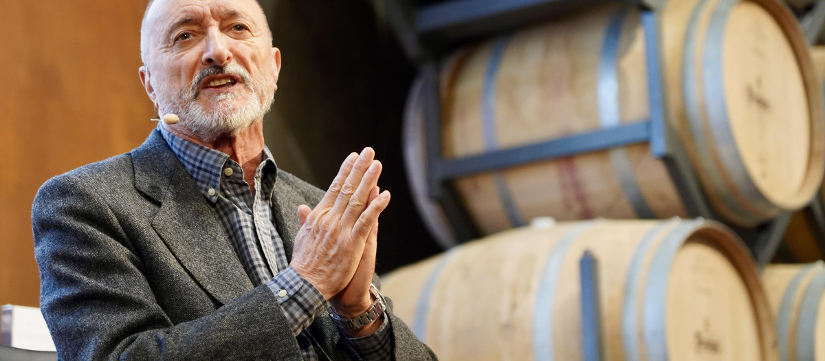 Arturo Pérez-Reverte presenta con María José Solano la nueva colección de obras de aventura de Zenda libros en Bodegas Protos