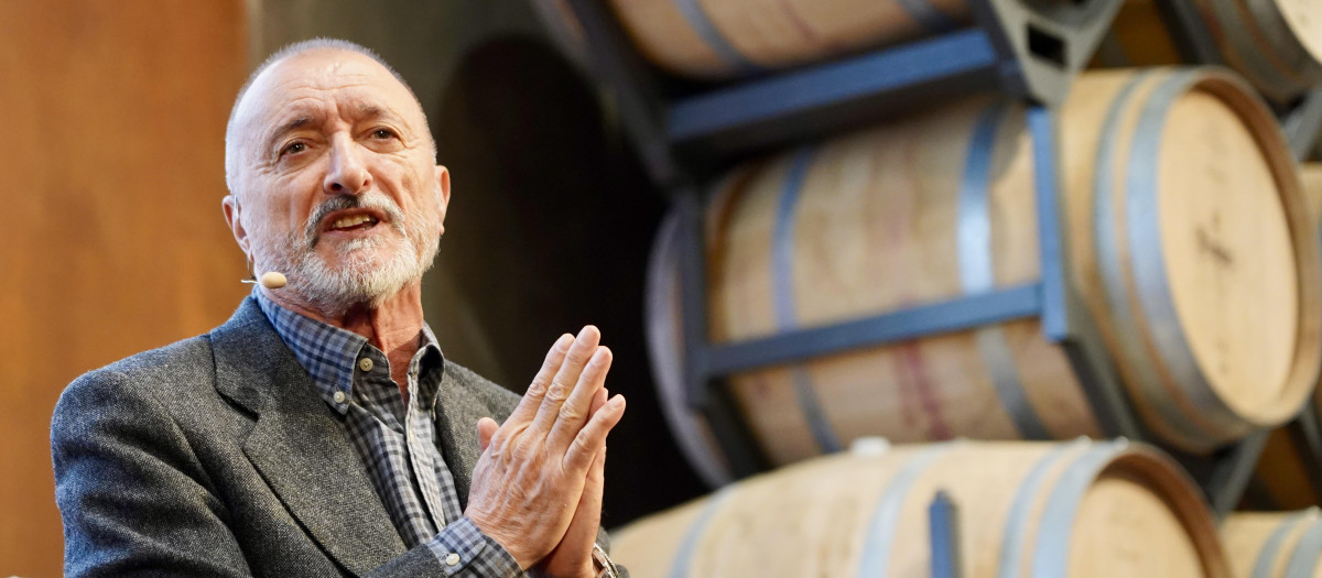 Arturo Pérez-Reverte presenta con María José Solano la nueva colección de obras de aventura de Zenda libros en Bodegas Protos