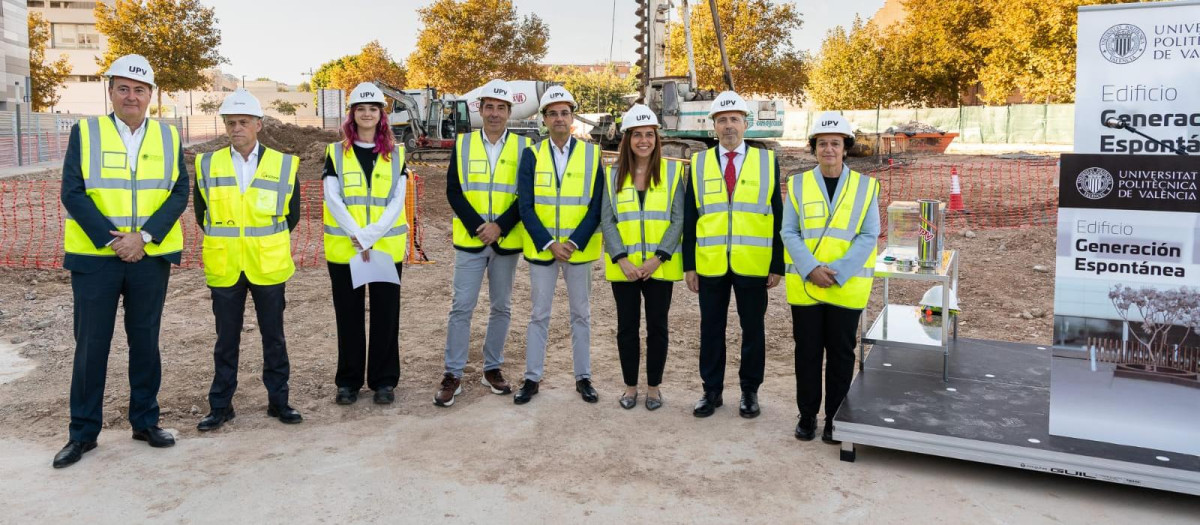 Una camiseta firmada, una carta de una estudiante de Generación Espontánea al futuro y un llavero, entre los objetos introducidos en la cápsula del tiempo que se ha deposita en los cimientos