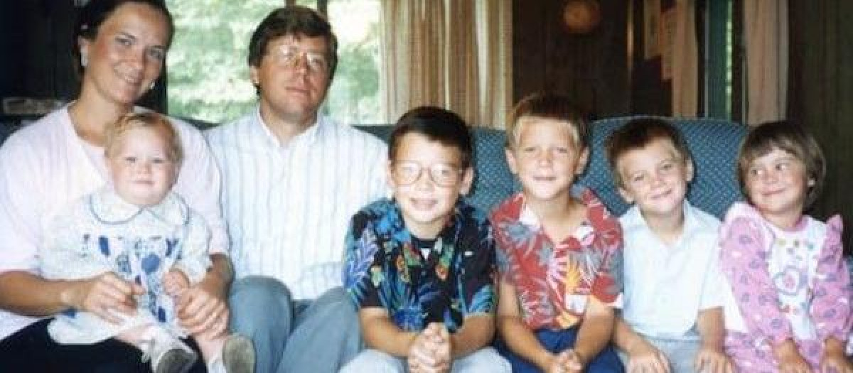 Ruth Pakaluk y su marido Michael, con sus cinco hijos; después vendrían dos más